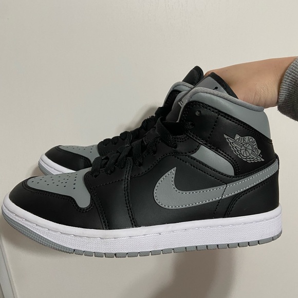 Air Jordan 1 Mids - Picture 6 of 8